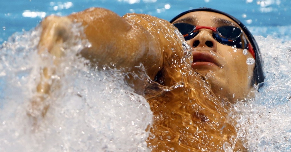 Ryosuke Irie, do Japão, nada durante a semifinal dos 200 m costas, em Londres