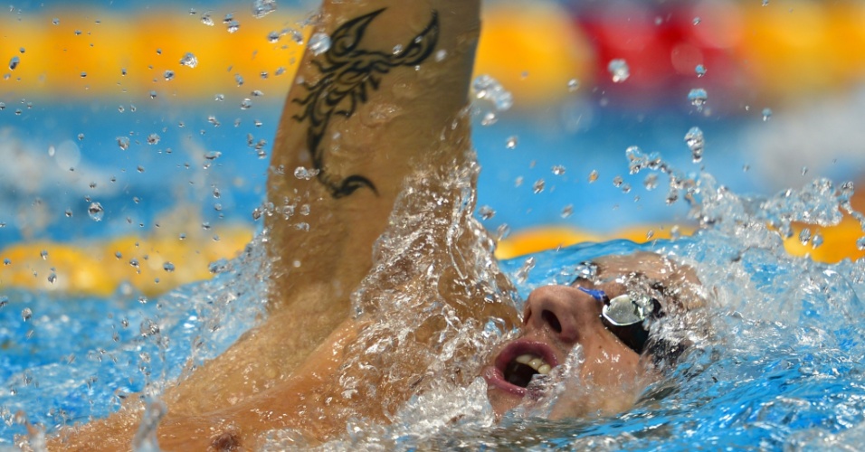 Tatuagem de nadador da França, Benjamin Stasiulis, aparece durante prova dos 200 m costas