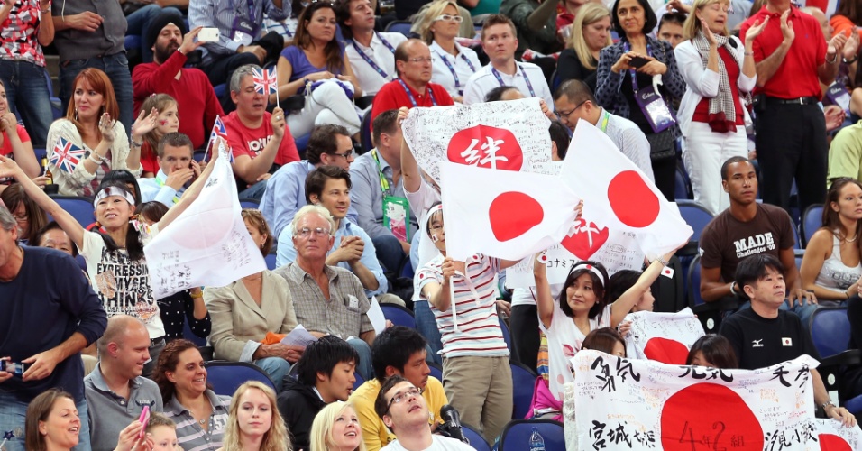Torcedores japoneses incentivam seus ginastas na final masculina do individual geral nesta quarta-feira em Londres