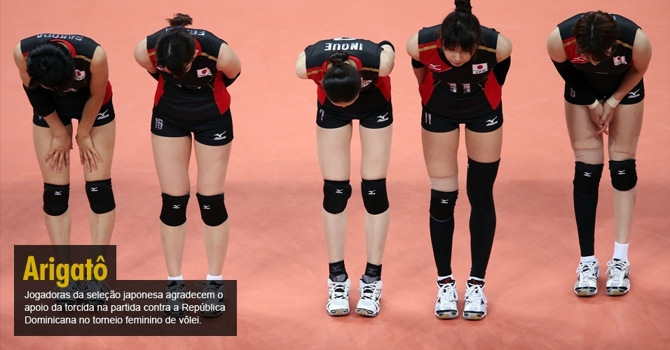 Jogadoras da seleção japonesa agradecem o apoio da torcida na partida contra a República Dominicana no torneio feminino de vôlei. 