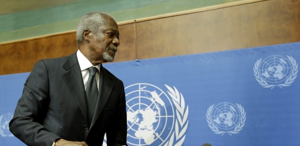 O ex-secretário-geral da ONU Kofi Annan anuncia sua decisão de renunciar ao cargo de enviado especial da ONU e da Liga Árabe para a Síria em conferência com a imprensa em Genebra, na Suíça - Denis Balibouse/Reuters