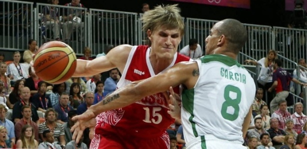 Alex Garcia, ala da seleção brasileira, exerce forte marcação sobre o russo Andrei Kirilenko