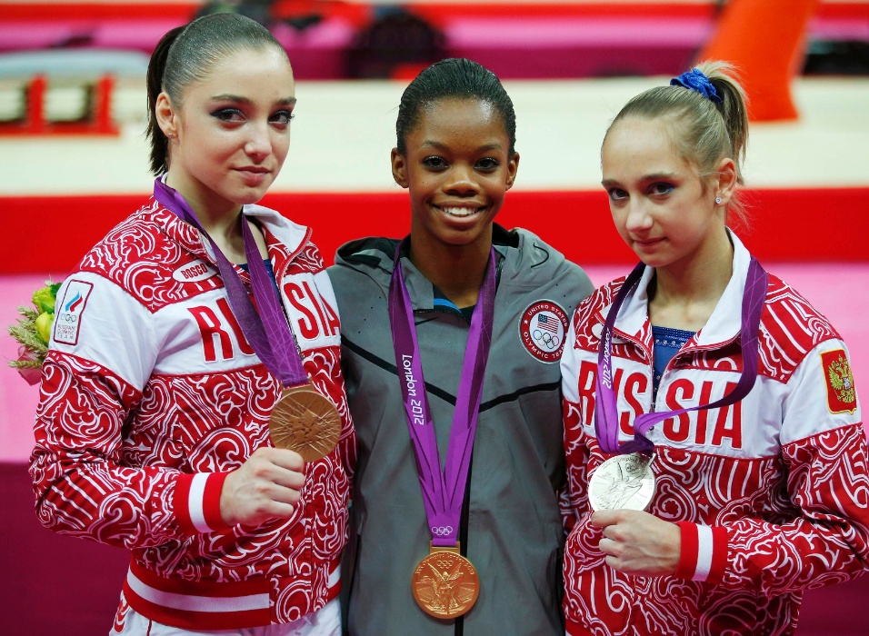 Aliya Mustafina (e), Gabby Douglas (c) e Victoria Komova mostram as medalhas de bronze, ouro e prata conquistadas por elas na final individual geral da ginástica artística