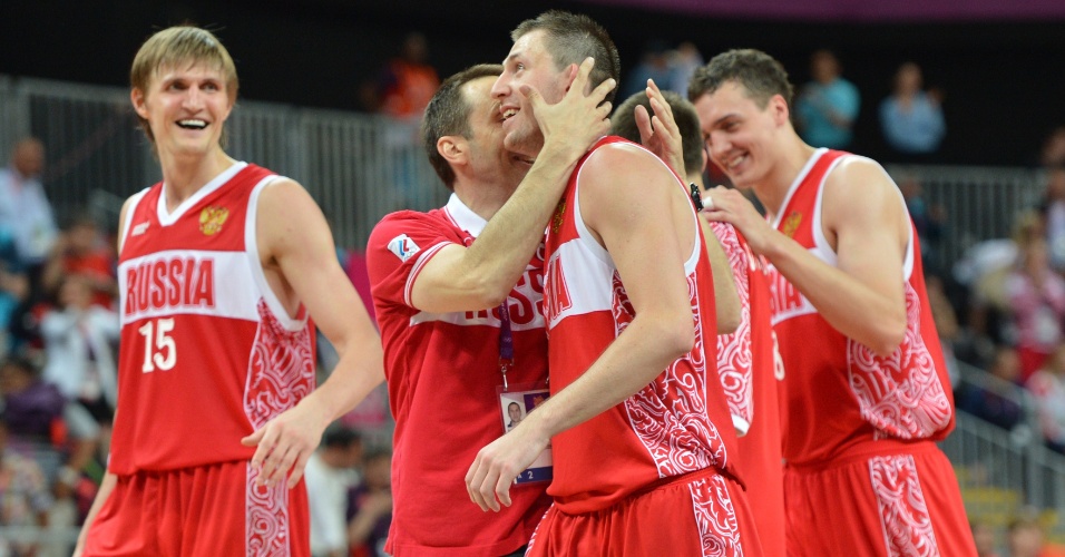 As roupas dos times masculino e feminino de basquete russos também trazem os desenhos geométricos em detalhes laterais e trazem um tom forte de vermelho