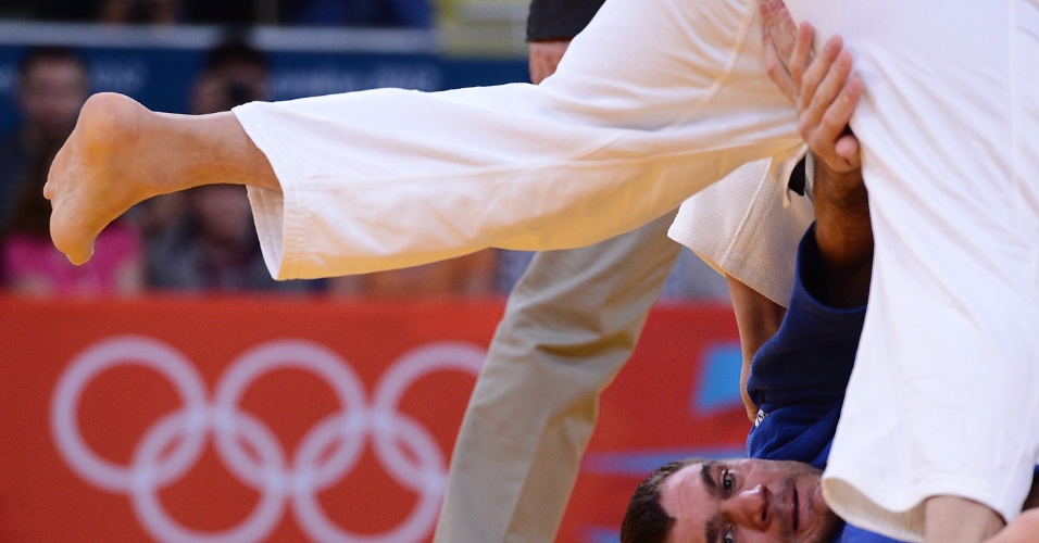 Atleta fica com as mãos em lugar pouco convencional durante luta ca categoria até 100 kg do judô na Olimpíada