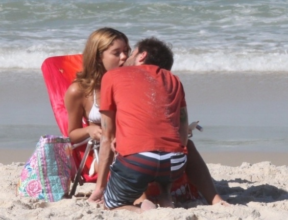 Atriz Sophie Charlotte grava cenas de beijos na praia (3/8/12)