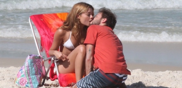 Atriz Sophie Charlotte grava cenas de beijos na praia (3/8/12)