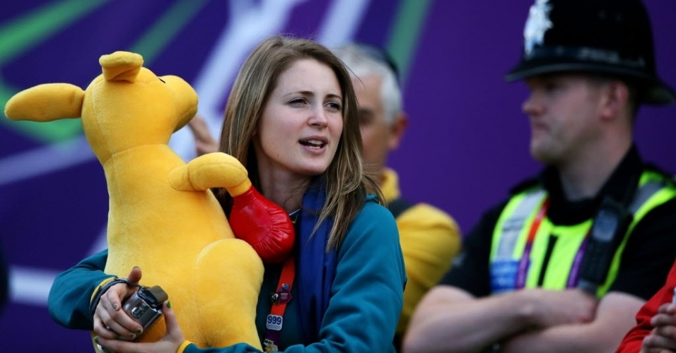 02.ago.2012 - Bela australiana foi acompanhada de um canguru de pelúcia assistir ao tiro esportivo nos Jogos