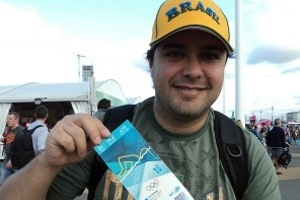 Bruno Camargo conseguiu trocar um ingresso para o basquete por um para a natação 