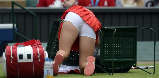Caroline Wozniacki sofre tombo em cadeira durante vitória sobre Daniela Hantuchova
