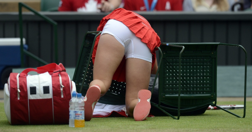 Caroline Wozniacki sofre tombo em cadeira durante vitória sobre Daniela Hantuchova na Olimpíada de Londres (01/08/2012)