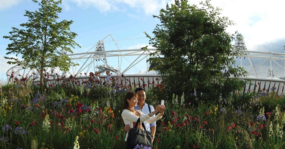Casal de chineses de Hong Kong fotografa-se em frente ao Estádio Olímpico de Londres