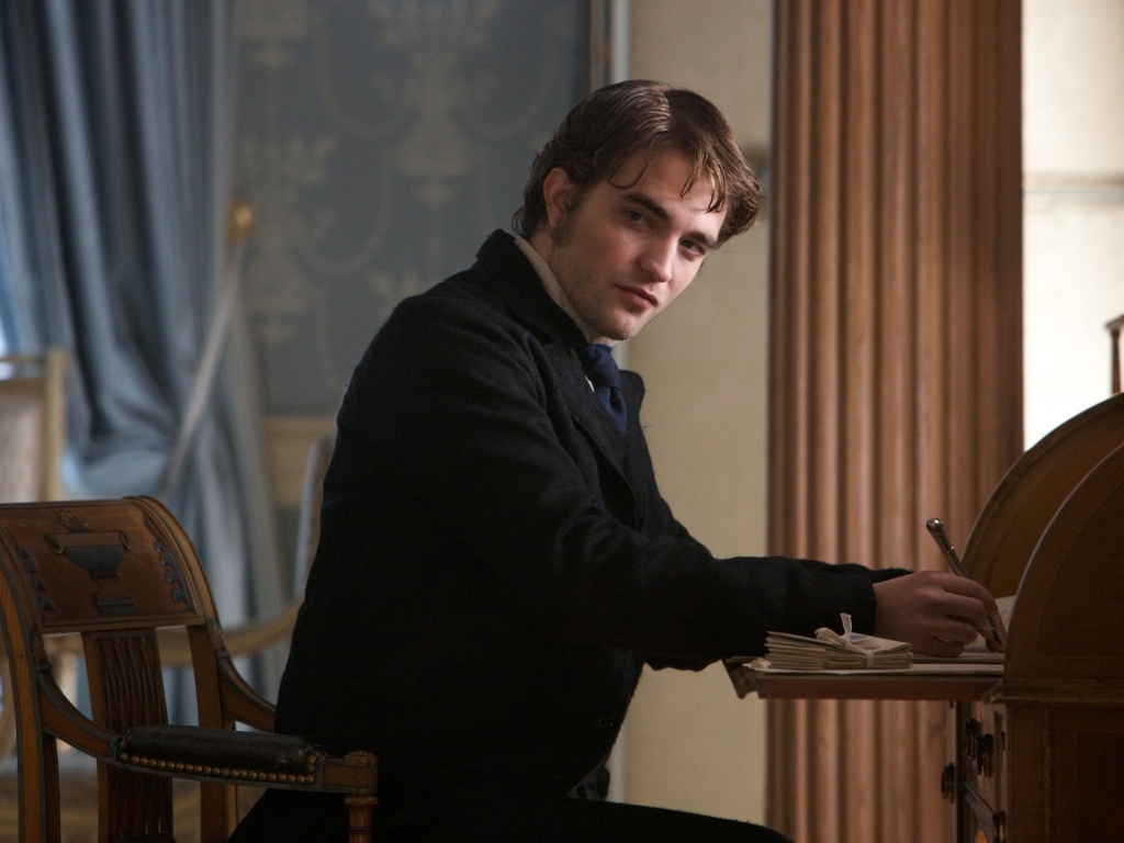 Robert Pattinson vive um sedutor jornalista em Paris em 1890 - Califórnia Filmes / Divulgação