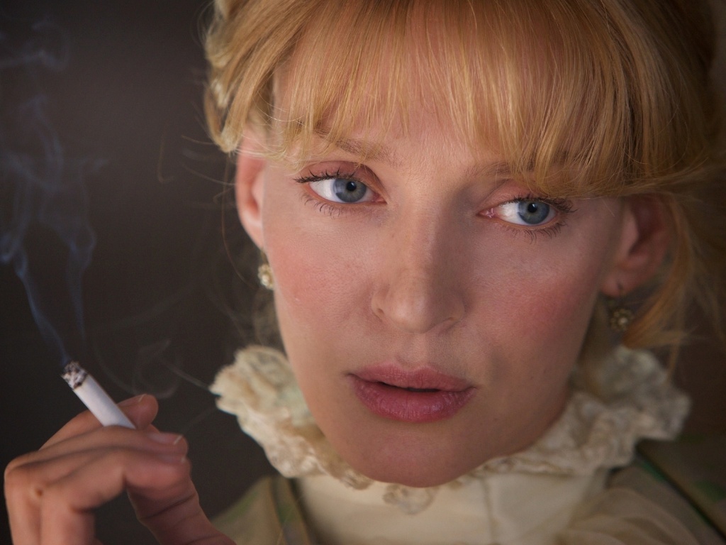 Assessorado pela personagem de Uma Thurman, o ambicioso George (Pattinson) irá ascender na sociedade parisiense - Califórnia Filmes / Divulgação