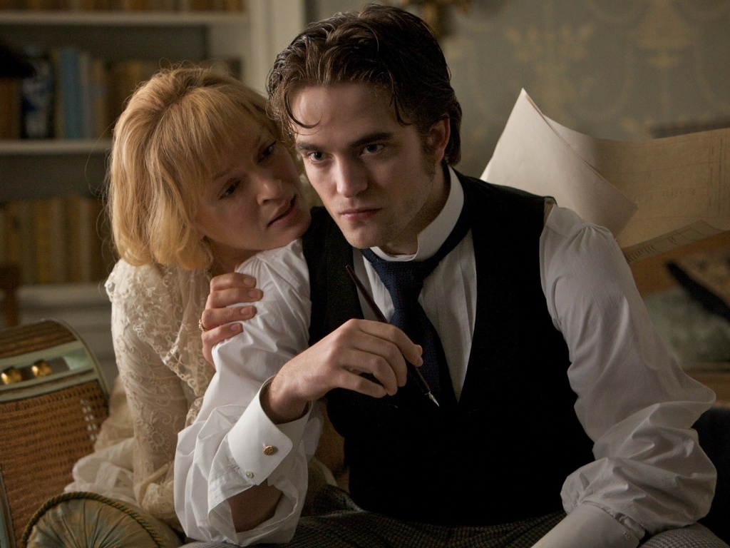 A personagem Madeleine Forestier (Uma Thurman) atiça George (Pattinson) - Califórnia Filmes / Divulgação