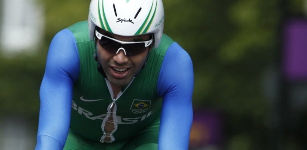 Ciclista brasileiro, Magno Prado compete em Londres com uniforme preso pro alfinetes