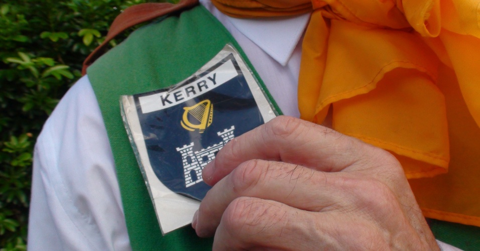 Em sua vestimenta, além da estrela de David e da harpa celta, Neil Horan tem um emblema da cidade de Kerry, sua cidade natal na Irlanda