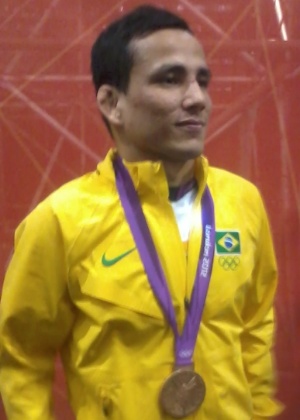 Felipe Kitadai posa com a nova medalha; judoca diz que ficou triste quando quebrou a medalha no banho