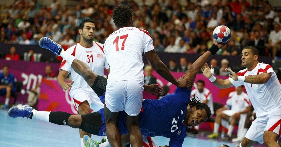 Francês Cedric Sorhaindo se enrosca entre os defensores durante jogo de handebol contra a Tunísia (02/08/2012)