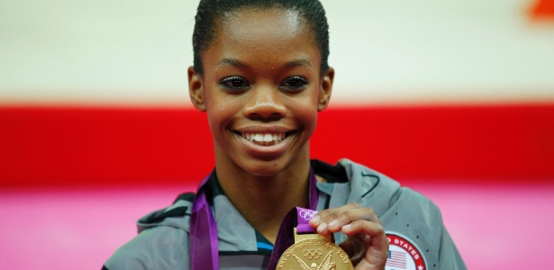 Gabby Douglas mostra a medalha de ouro que conquistou em Londres-2012 - REUTERS/Brian Snyder 