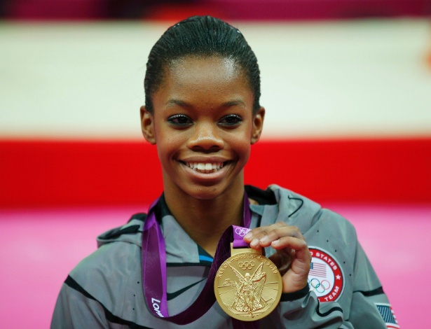 Gabby Douglas mostra a medalha de ouro que conquistou na final individual geral da ginástica artística