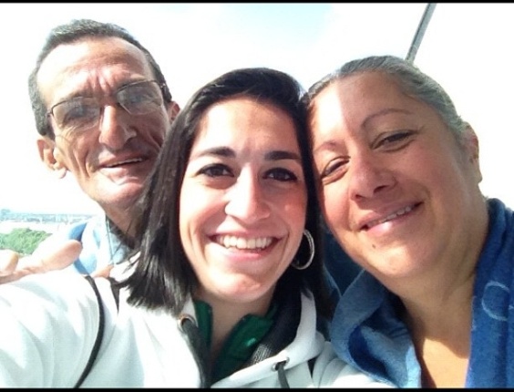Ginasta Daniele Hypólito tira foto ao lado dos pais, após se participar dos Jogos Olímpicos.