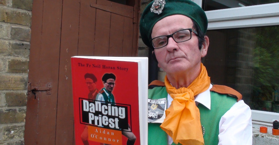 Horan mostra a biografia Dancing Priest, pubicada há dois anos. Ele quer traduzir a história de sua vida em português