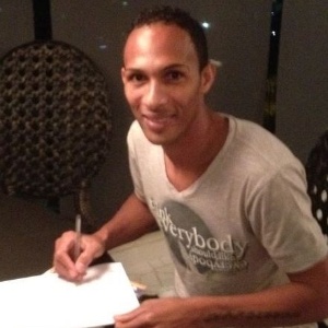 Atacante Liedson assinou seu novo contrato com <br>o rubro-negro carioca na noite desta quinta-feira - Divulgação/ Twitter