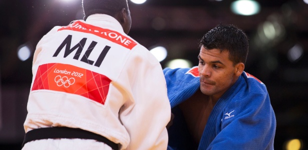 Luciano Corrêa enfrenta judoca de Mali durante vitória na sua estreia na categoria até 100 kg