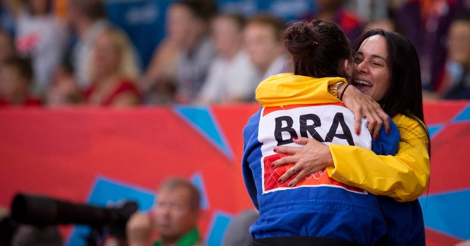 Mayra Aguiar abraça a treinadora Rosicleia Campos após conquistar o bronze em Londres