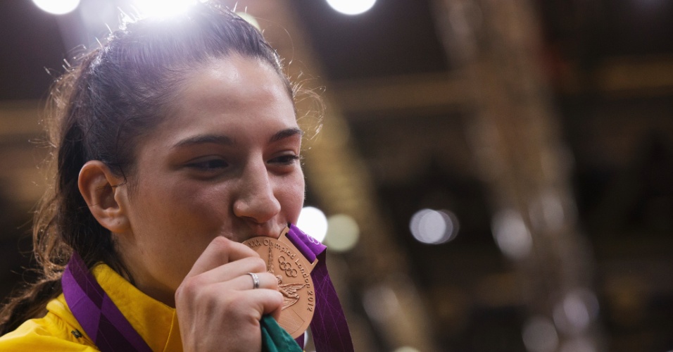 Mayra Aguiar beija medalha de bronze da categoria até 78 kg do judô olímpico