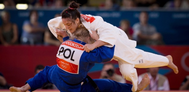 Mayra Aguiar derruba a polonesa Daria Pogorzelec durante vitória nas quartas de final do judô