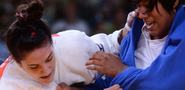Mayra Aguiar segura tunisiana Hana Mareghni durante vitória em sua luta de estreia
