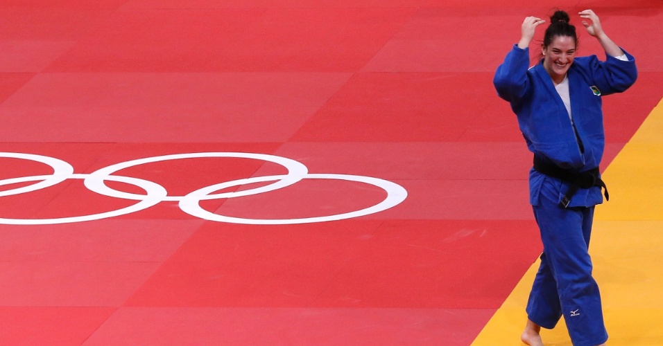 Mayra Aguiar sorri após garantir medalha de bronze na categoria até 78 kg