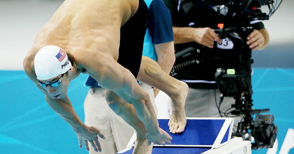Michael Phelps liderou sua bateria na eliminatória dos 100 m borboleta
