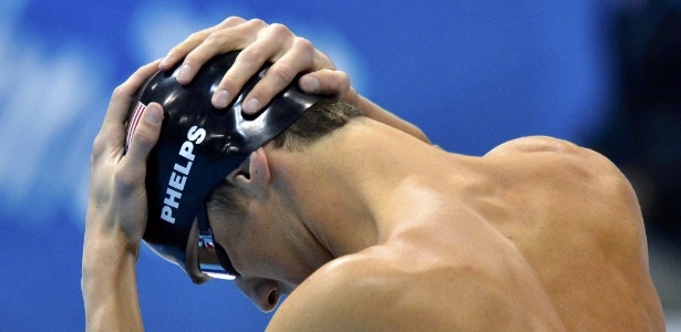 Norte-americano Michael Phelps se prepara para nadar as semifinais dos 100 m borboleta