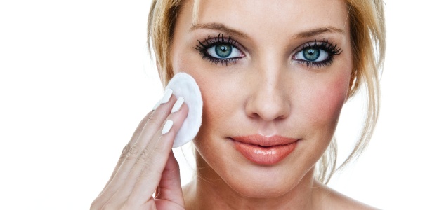 Remover a maquiagem deixa a pele respirar e evita a formação da "acne cosmética" - Thinkstock
