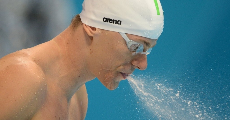 Nadador brasileiro Cesar Cielo cospe água antes da semifinal dos 50 m livre 