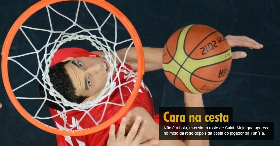 Não é a bola, mas sim o rosto de Salah Mejri que aparece no meio da rede depois da cesta do jogador da Tunísia.