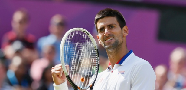 Novak Djokovic comemora vitória sobre Jo-Wilfried Tsonga em Londres
