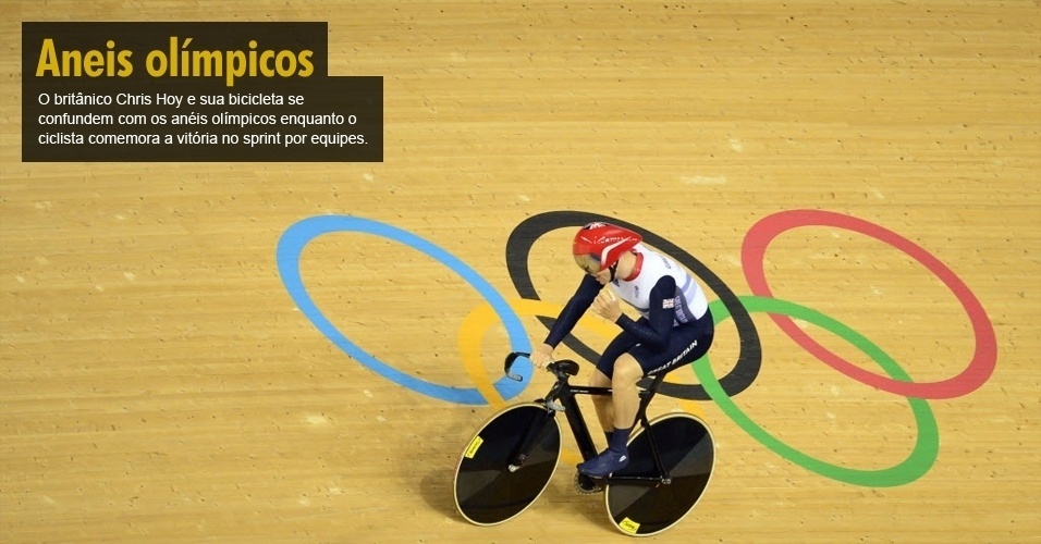 O britânico Chris Hoy e sua bicicleta se confundem com os anéis olímpicos enquanto o ciclista comemora a vitória no sprint por equipes.