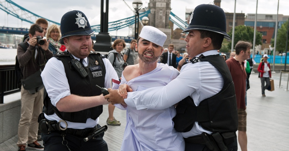 O protesto do Fêmen nesta quinta-feira em Londres foi contra um suposto apoio do Comitê Olímpico Internacional aos regimes islâmicos (02/08/2012)
