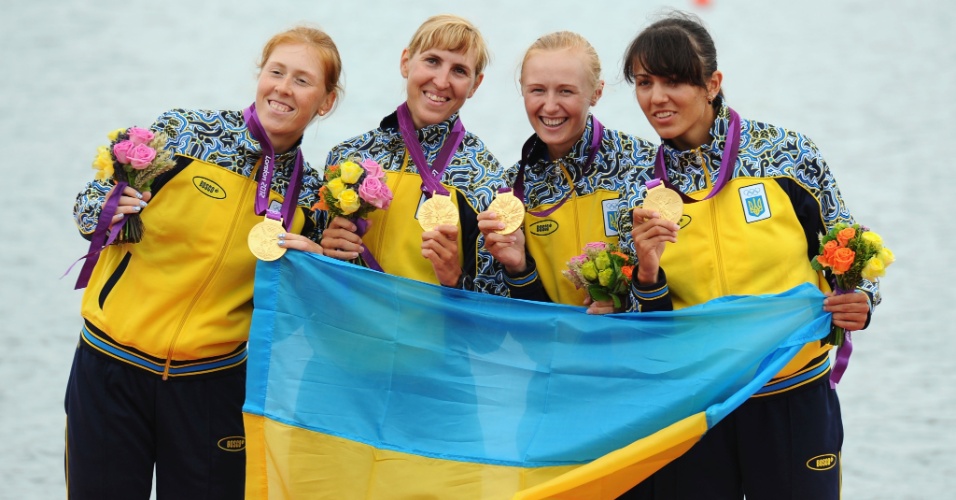 O uniforme da Ucrânia, adivinhe, é outra vítima da exuberância da Bosco Sports e tem um modelo bem parecido com o russo, com linhas emaranhadas azuis e amarelas nas mangas