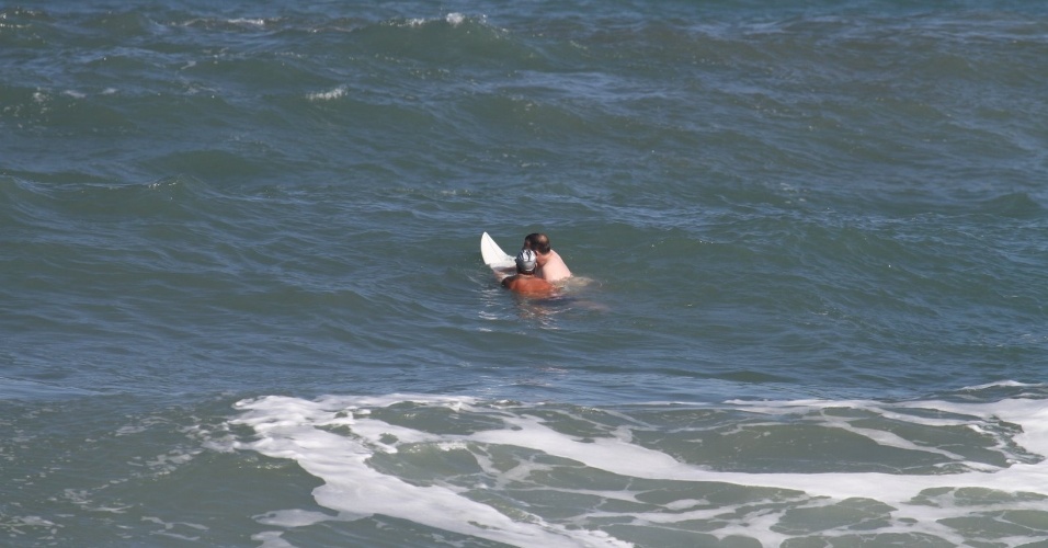 Paulinho Vilhena ajudou no resgate de um banhista na praia do Recreio, zona oeste do Rio (2/8/12)
