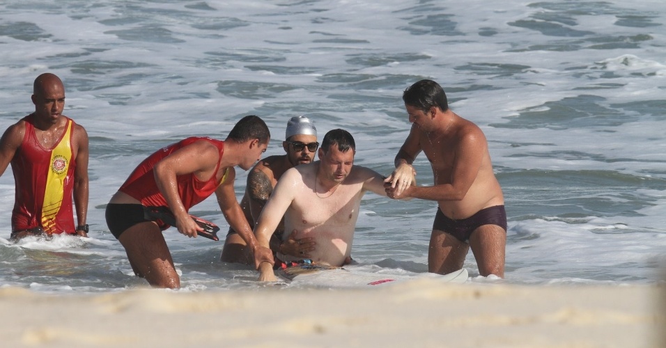 Paulinho Vilhena ajudou no resgate de um banhista na praia do Recreio, zona oeste do Rio (2/8/12)