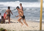 De biquíni, Regina Duarte curte praia no Rio - AgNews