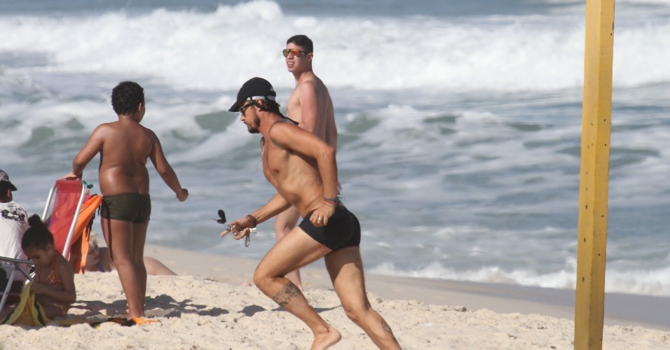 Paulinho Vilhena correu para buscar sua prancha de surfe ao ver o banhista inglês se afogando na praia do Recreio, zona oeste do Rio (2/8/12)