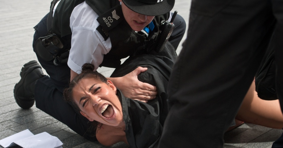 Policiais tentam conter ativista do Fêmen durante um protesto do grupo ucraniano em Londres (02/08/2012)