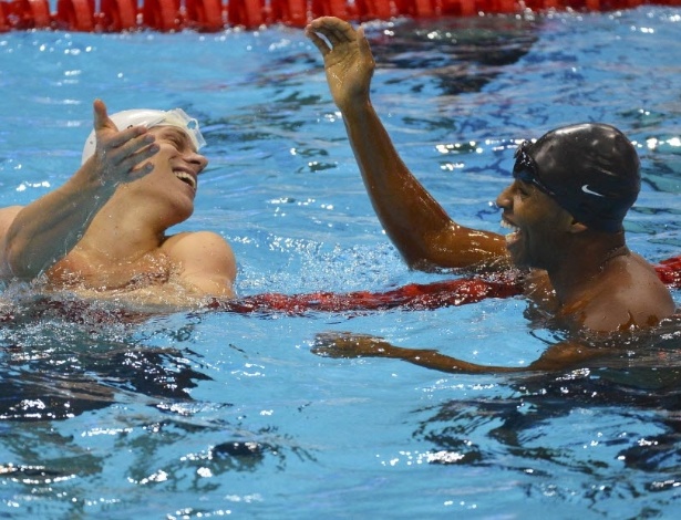 Sorridentes, Cesar Cielo e Cullen Jones se cumprimentam após dividirem primeiro lugar