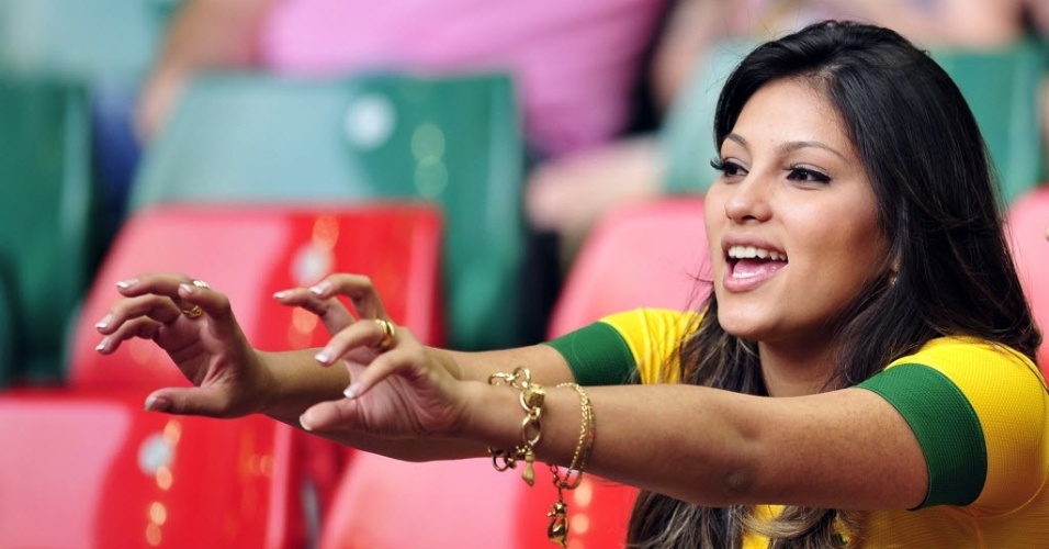 Ago.2012 - Torcedora brasileira se destaca pela beleza na arquibancada de partida da seleção masculina contra o Egito nas Olimpíadas